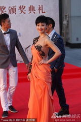 组图：石小群橘色裙装现身 透视黑纱大胆露半球