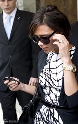 幻灯图集：维多利亚现身英国 观看伦敦时装周 