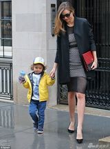 组图：米兰达摩登装扮牵子出街 弗林抱水杯呆萌