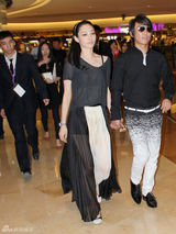 组图：白百何陈羽凡情侣装亮相 十指紧扣秀甜蜜