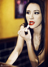 组图：张萌拍热辣写真 散发醇香熟女味道