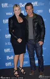 组图：温斯莱特《劳工节》首映被乔什亲吻脸颊