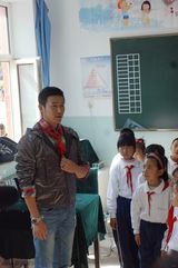 高清图：陆毅做星愿使者做公益 希望小学为孩子献唱