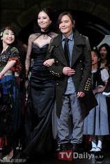 组图：韩星朴志胤Dana等盛装出演TVN台节目