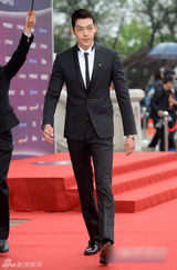 组图：金宇彬帅气亮相百想 模特身材出挑