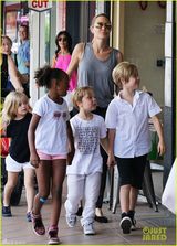 组图：朱莉带孩子逛书店 一家人牵手过街显温馨