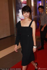 组图：董洁被围堵表情尴尬 助理解围伸手阻挡