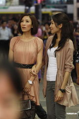 组图：谢天华拍新剧 闹市向杨怡求婚