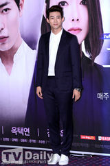 组图：2PM泽演苏怡贤新剧发布亲密黑白配