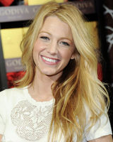 高清组图：布莱克-莱弗利镂空蕾丝礼服甜美亮相