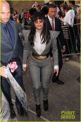 组图：GaGa米老鼠造型亮相 高垫肩圆墨镜显囧相