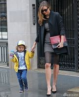 组图：米兰达上街似走时装秀 秀发飘逸蓝裙美艳