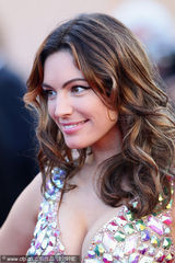 组图：布鲁克戛纳走秀宝石绚丽气双峰傲人