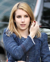 高清组图：艾玛-罗伯兹街拍深蓝色上衣搭配红包