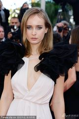 组图：《过往》首映 女主角深V露奶秀美腿