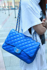 组图：贾青街拍骷髅头图案上衣搭潮包