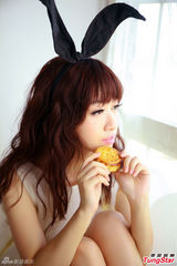 组图：吴丹妮创作曲获肯定 中秋扮玉兔甜美