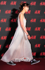 组图：玄英金俊等出席时尚活动 刘仁英混搭风