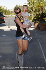 幻灯图集：布兰妮带儿子看电影 热裤秀健美双腿