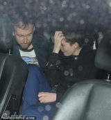 组图：安妮-海瑟薇剪超短发型 夜店被拍尴尬挠头