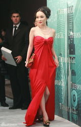 组图：群星助阵发布会 巩俐戴过亿珠宝显女王气质