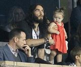 组图：贝嫂为女儿梳“冲天娇” 小七龇牙咧嘴