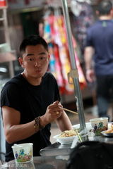 组图：李东学台北逛食街 街边大啖美食吃相萌