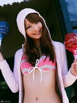 组图：佐佐木希玩变装秀 穿旗袍抱熊猫