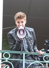 组图：比伯拿扩音喇叭开阳台演唱会