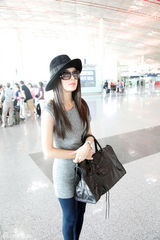 组图：秦岚现身机场启程多伦多 礼帽墨镜显潮范