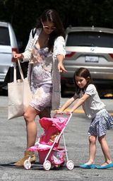 组图：苏瑞推小粉车上街 照看洋娃娃表情可爱