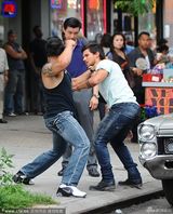 组图：暮光狼人泰勒新片与痞男街殴 挨打显狼狈