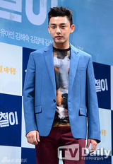 组图：刘亚仁金海淑宣传《强哲》牵手情意浓