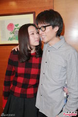 组图：黄子华新剧结局自掏腰包请客 热拥徐子珊