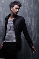 组图：巫迪文EP写真曝光 大方裸露“健康男色”