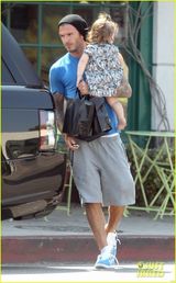 组图：贝克汉姆破洞t恤不修边幅 小七碎花洋装可爱