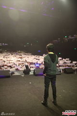 组图：金起范送抱赞港女 自曝曾告白失败