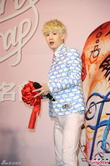 组图：Henry出专辑会粉丝 陪“老婆”过情人节