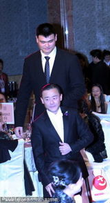 组图：周立波与妻子亲密耳语 杨澜吴征秀恩爱