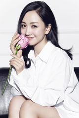 组图：杨蓉白色写真曝光 温婉撩人轻嗅蔷薇