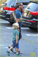 组图：史蒂芬妮潮装亮相 老公携可爱儿子出镜