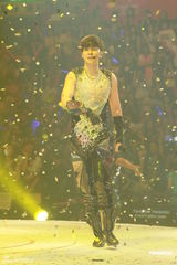 组图：罗志祥俏皮红衫红馆开唱 摔倒杨丞琳怀中