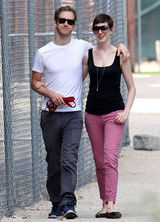 组图：安妮-海瑟薇与未婚夫遛狗晒幸福