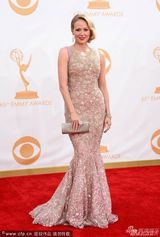 组图：乡村民谣女星Jewel亮片裙现身艾美红毯