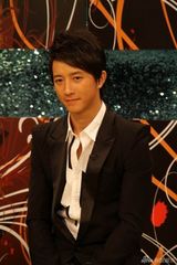 组图：帅气韩庚泰国受热捧 虔诚男歌迷下跪支持