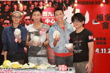 组图：陈伟霆谈裸跑尴尬笑 未能邀阿Sa看首映