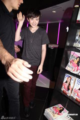 组图：Greyson难忘北京烤鸭 香港会歌迷惹混乱