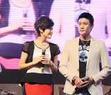 组图：陆毅夫妇做公益 女儿是最大的动力