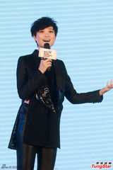 组图：李宇春演唱会造型曝光 透视纱裙魅惑十足