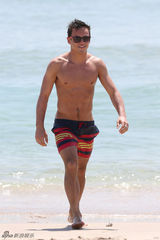 组图：英国跳水正太戴利海滩度假 身材略显发福